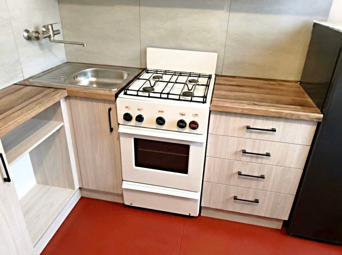 Загальний вигляд кухні з плитою та мийкою