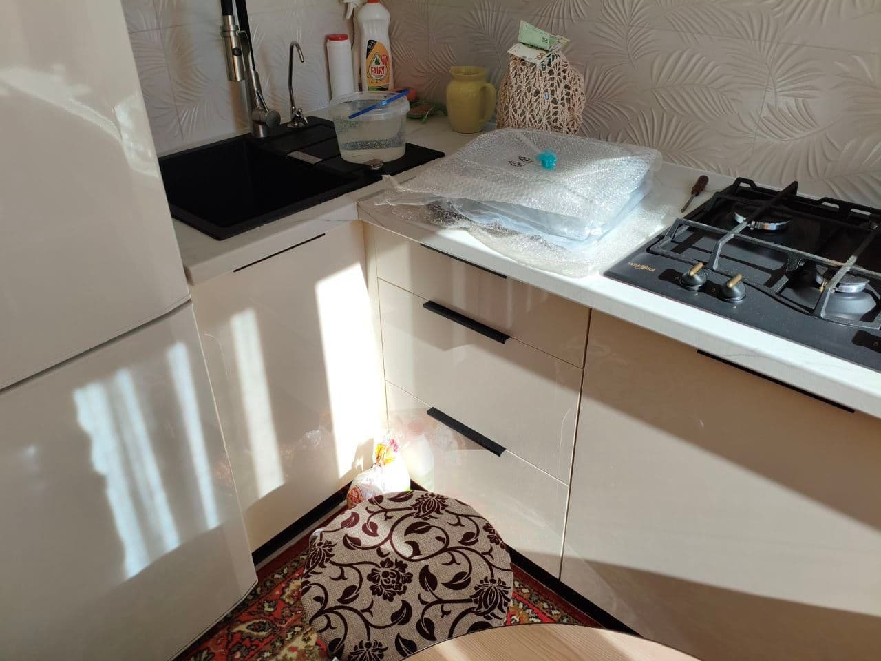 Глянцеві фасади без ручок крупним планом