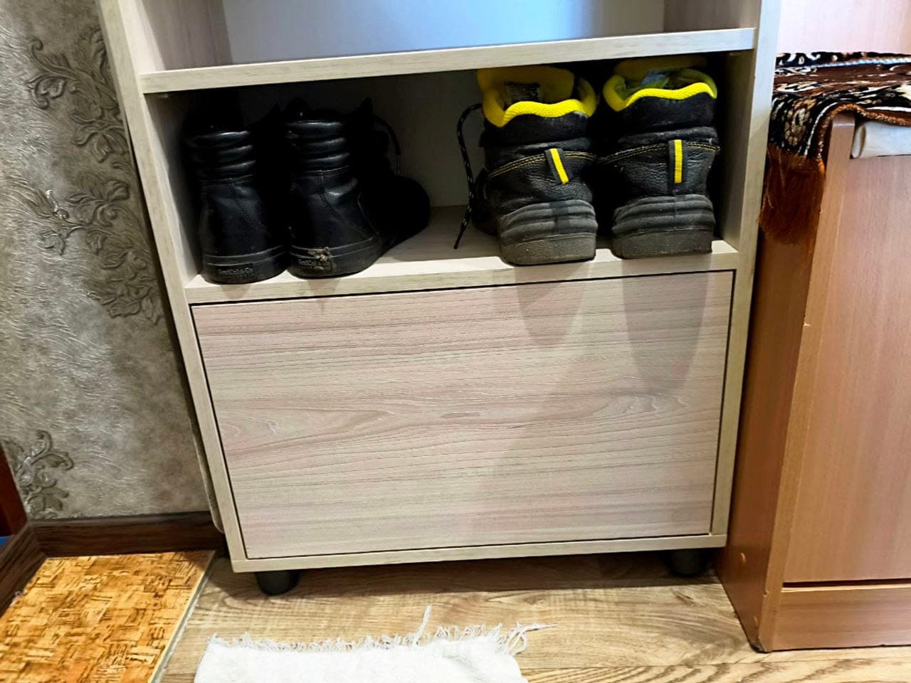 Відкрита ніша для взуття в нижній частині