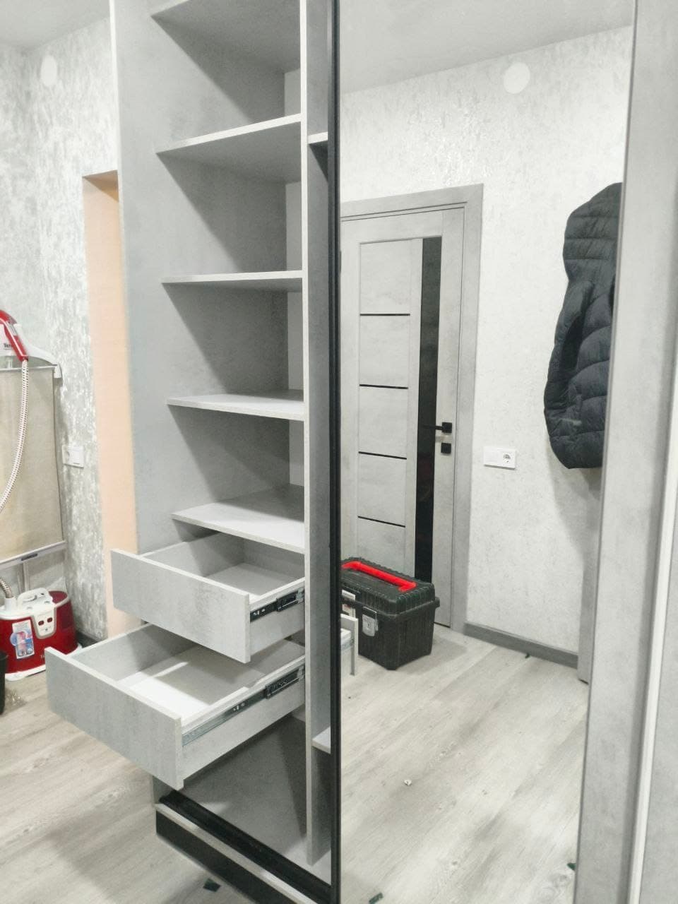 Висунуті шухляди на телескопічних направляючих у шафі