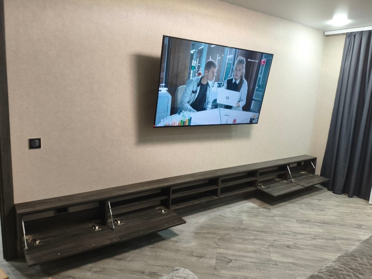 Навісна тумба під телевізором з відкритими фасадами