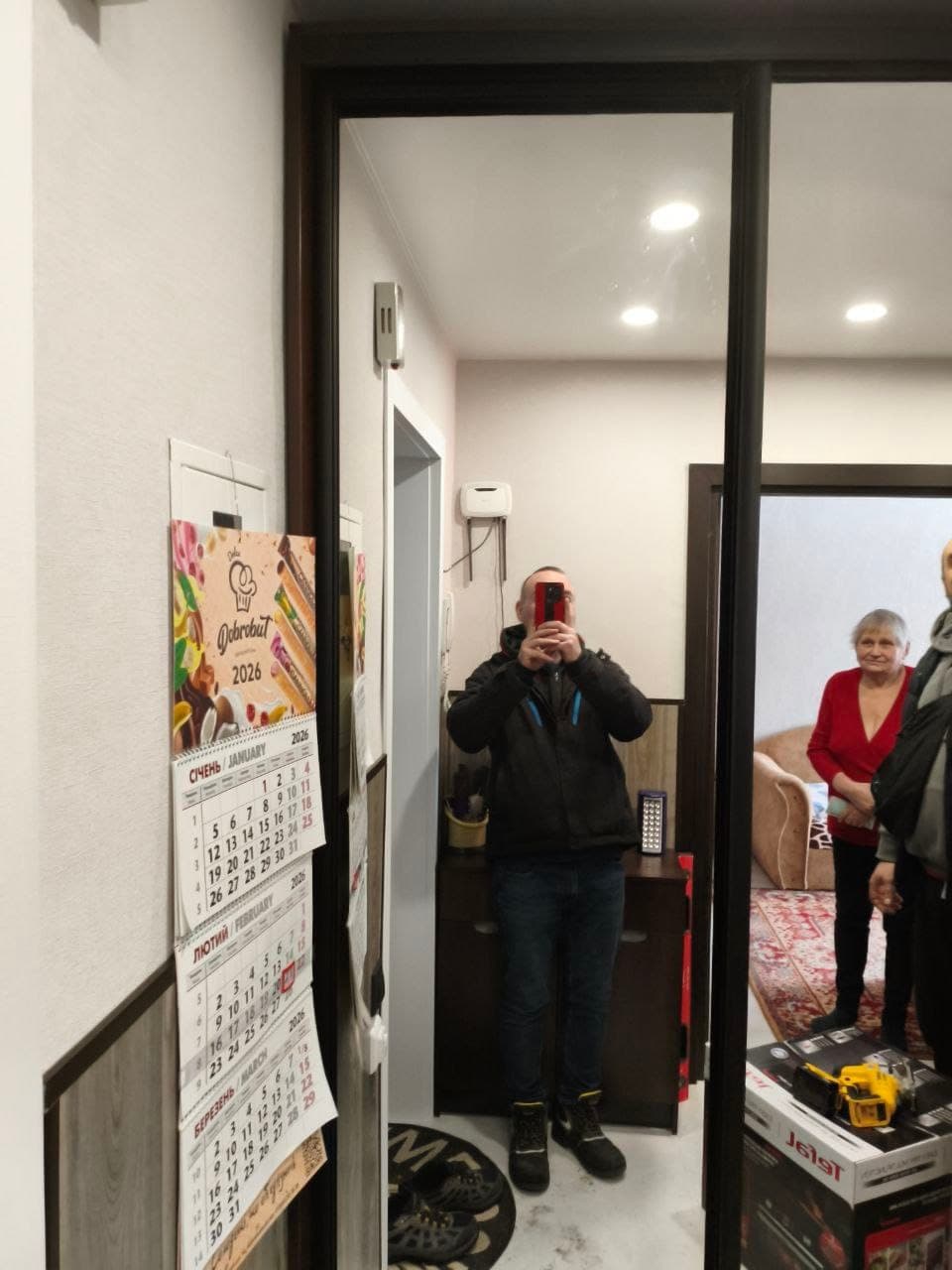 Дзеркальна шафа-купе в прихожій з комплектом меблів