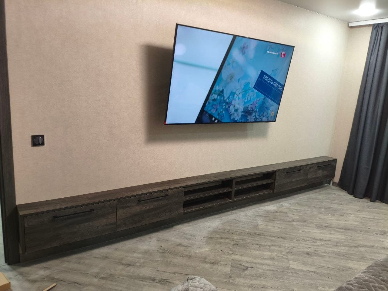 Вид на тумбу з центральними відкритими нішами