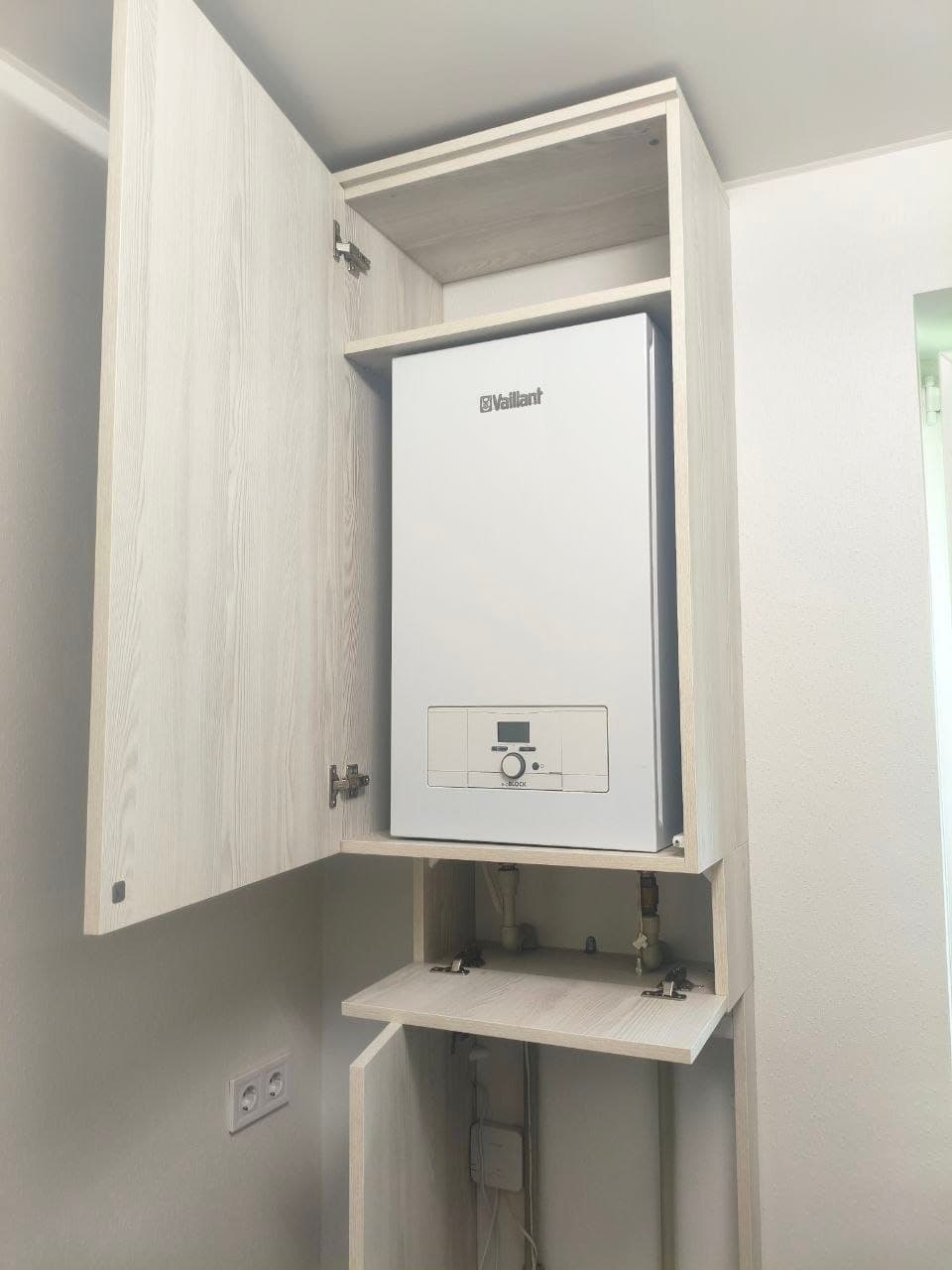 Шафа для газового котла у відкритому вигляді: котел Vaillant та комунікації
