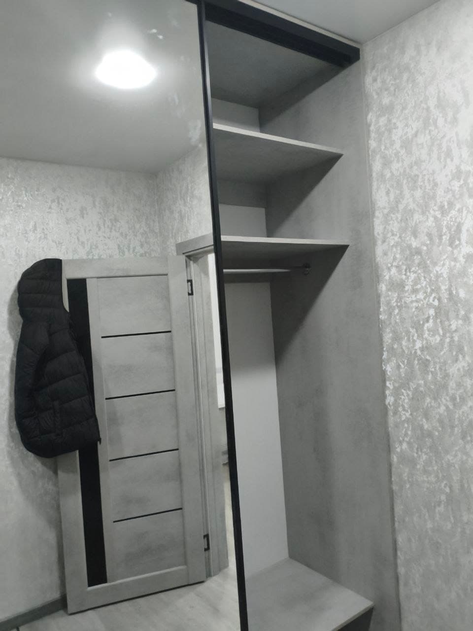 Шафа-купе з полицями та дзеркальними дверима у прихожій