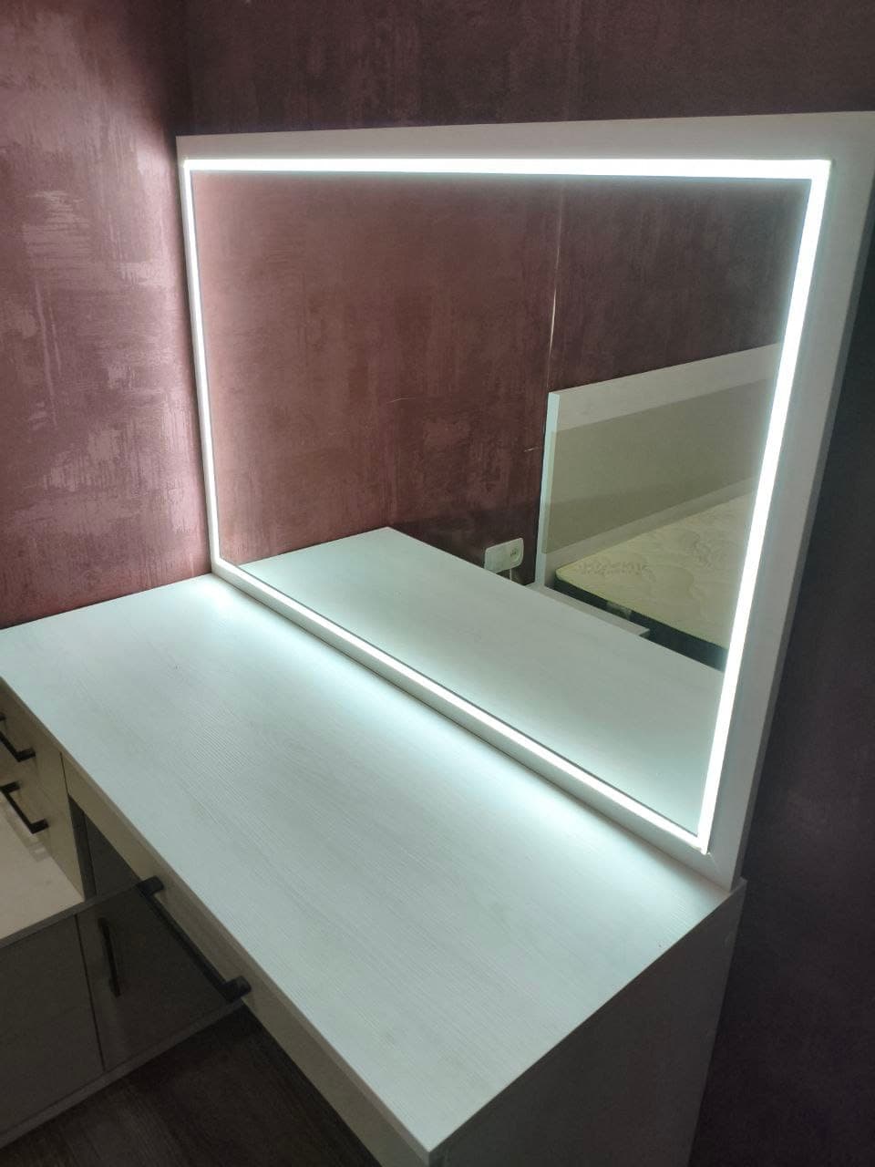 Туалетний столик із дзеркалом та LED-підсвіткою