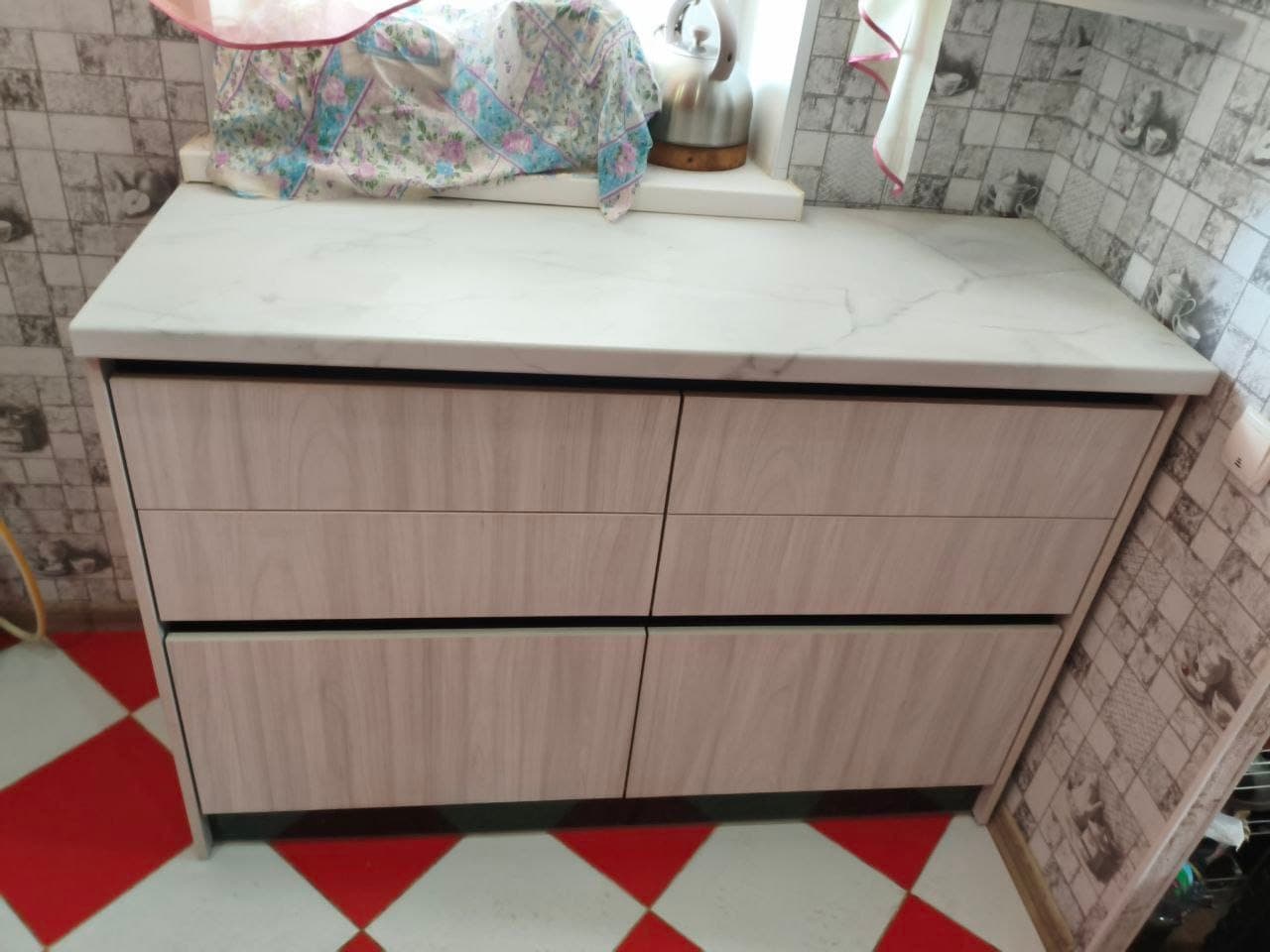 Закрита тумба у кольорі Ільм Вермут з білою стільницею