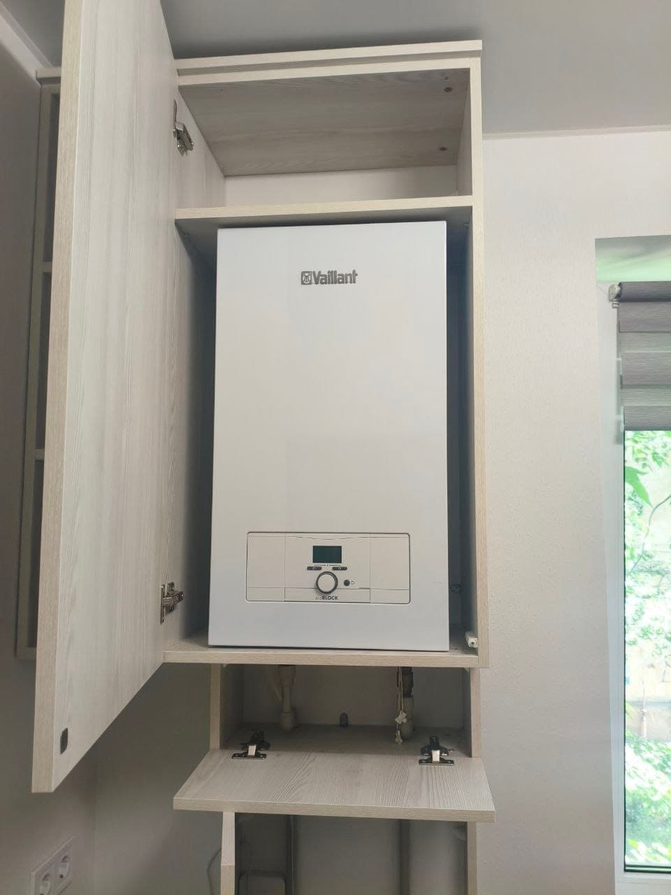 Шафа для газового котла у відкритому вигляді: котел Vaillant та комунікації