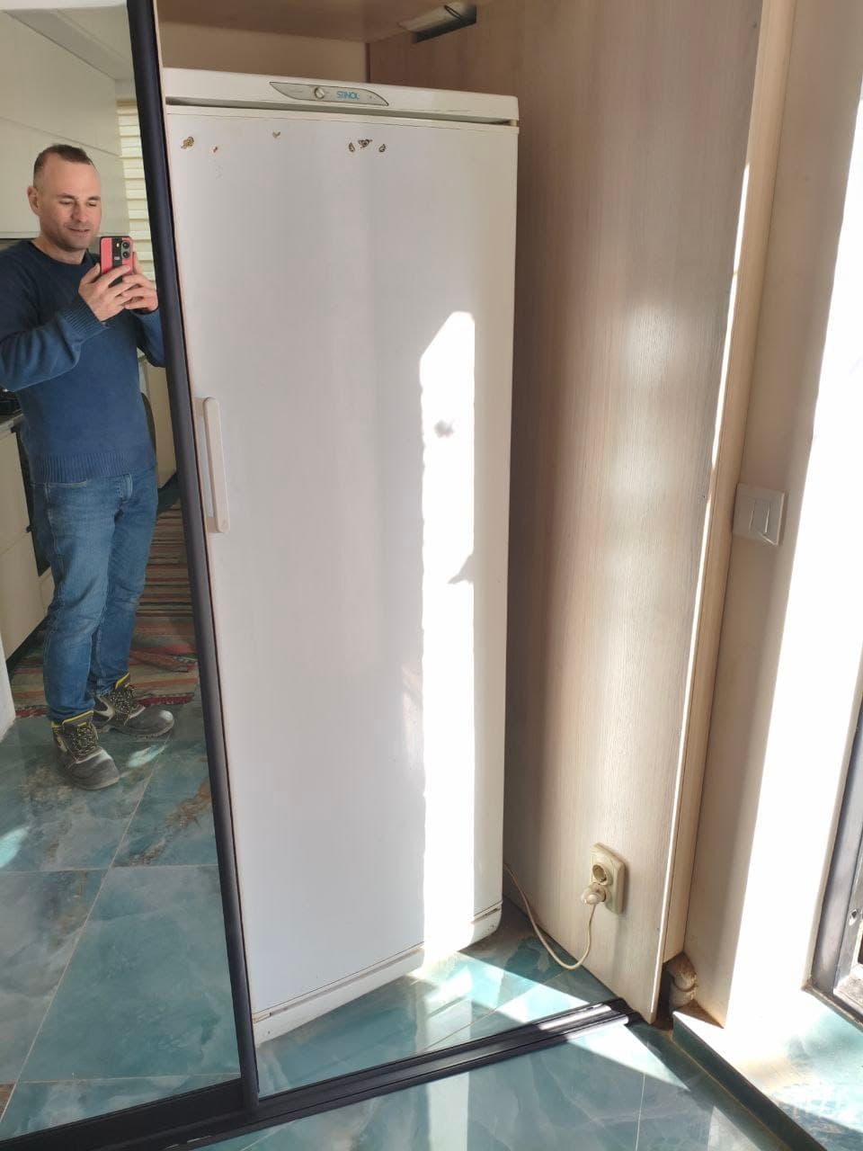 Дзеркальний фасад і холодильник у ніші