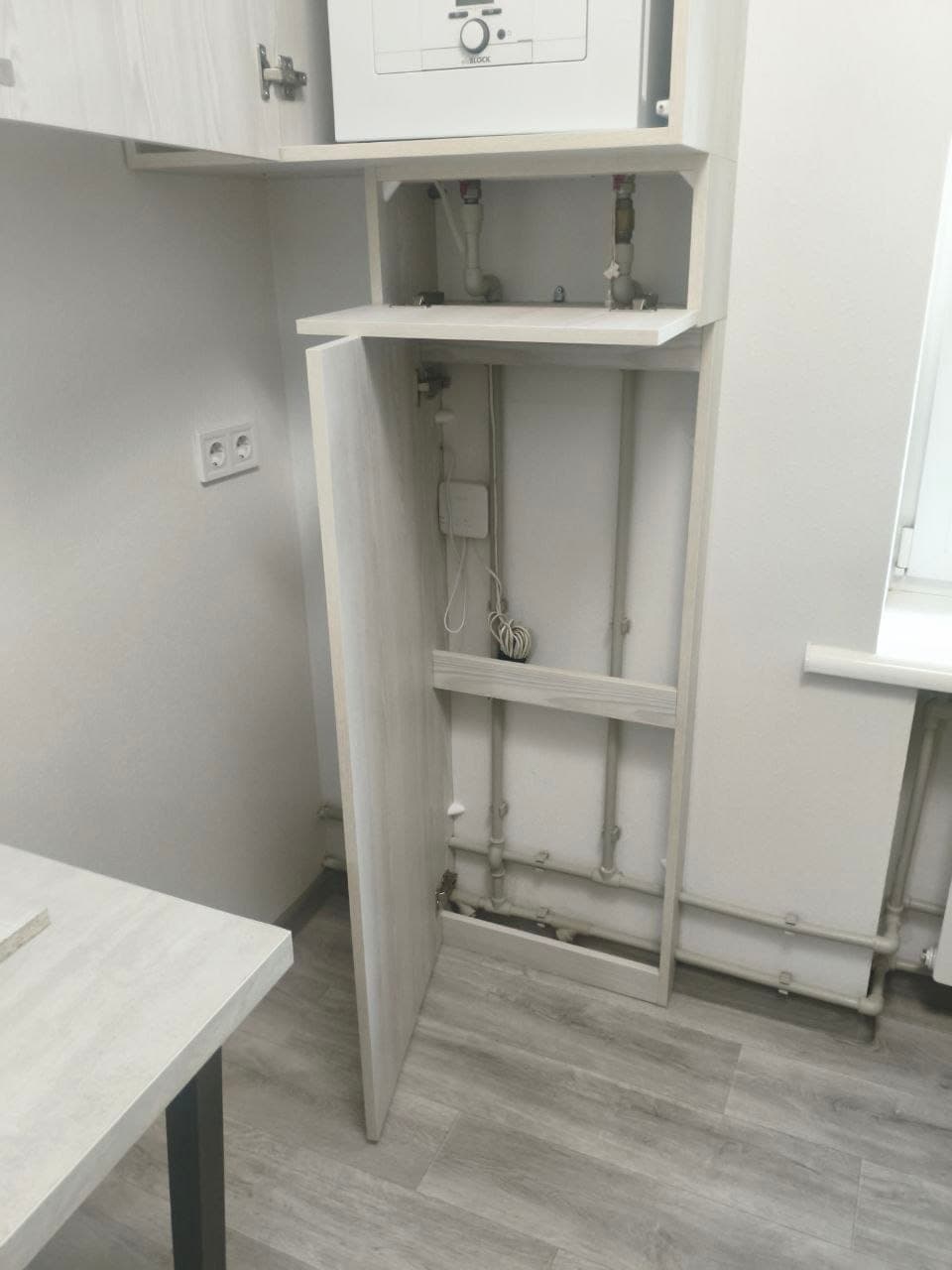 Шафа для газового котла у відкритому вигляді: котел Vaillant та комунікації